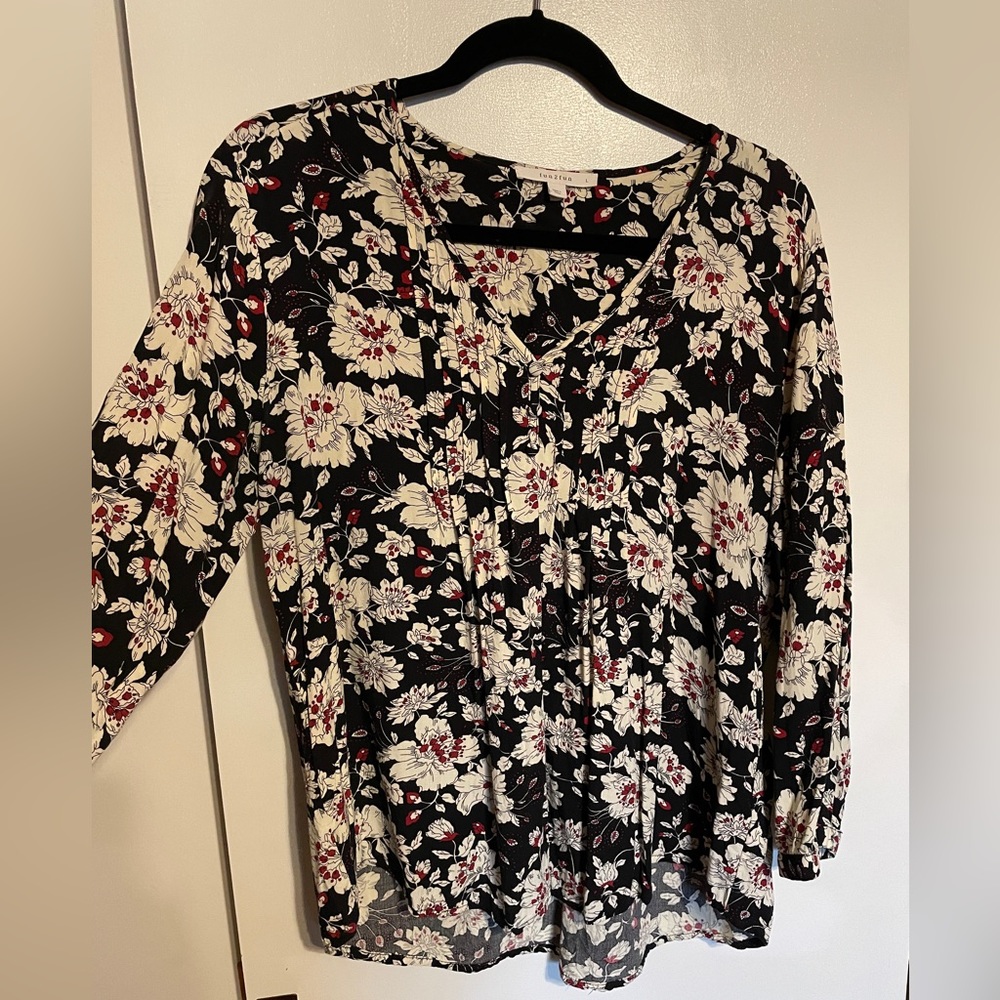 Fun2fun Maley pleated & flower top, women’s large, button detail on front